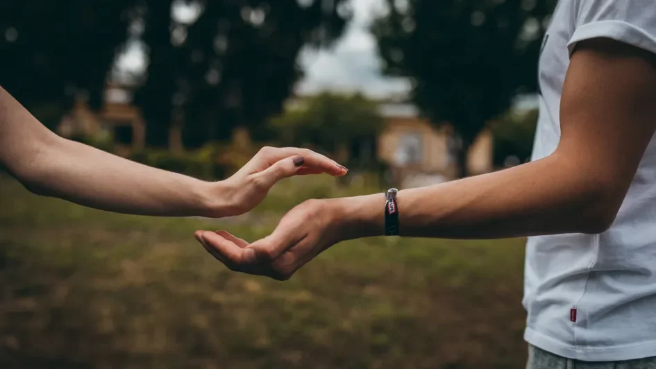 Zwei Hände übereinander formen einen Kreis