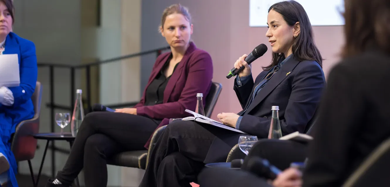 Irina Rosensaft spricht auf einem Podium