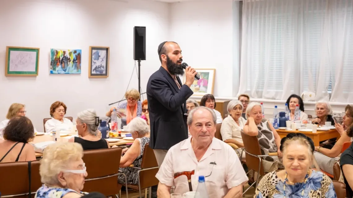 Zusammenkunft bei Kaffee und Kuchen: Menachem Guenoun, der Kantor der Jüdischen Gemeinde in Frankfurt, singt israelische Lieder.