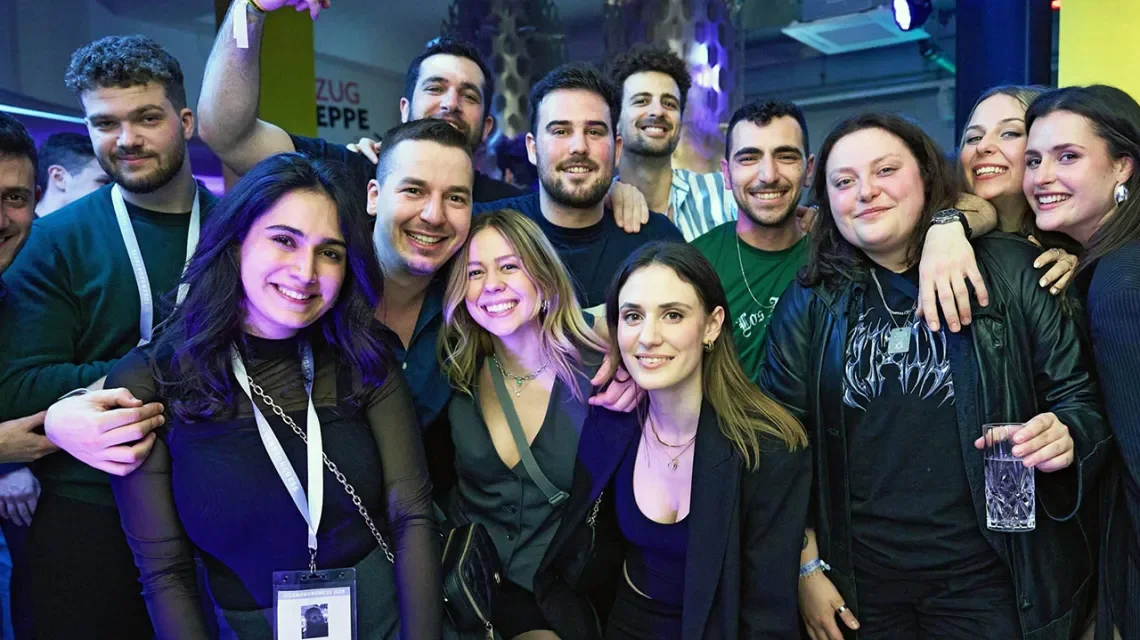 Eine Gruppe junger Erwachsener lächelt