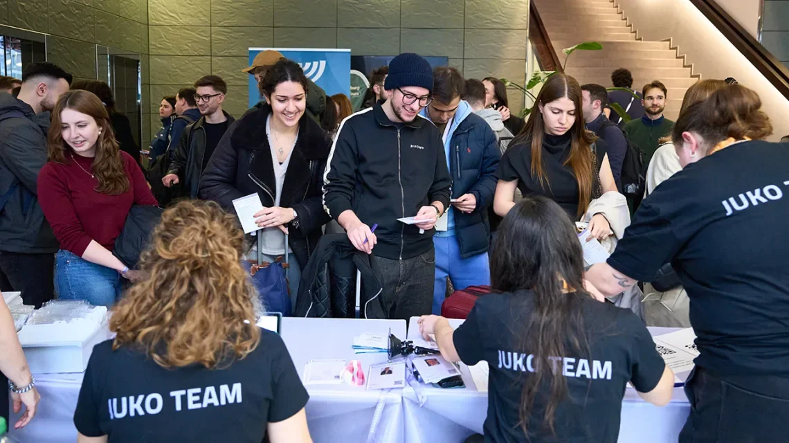 Junge Menschen checken beim Jugendkongress ein