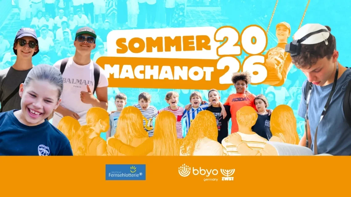 Kinder, die spielen, lesen und schaukeln